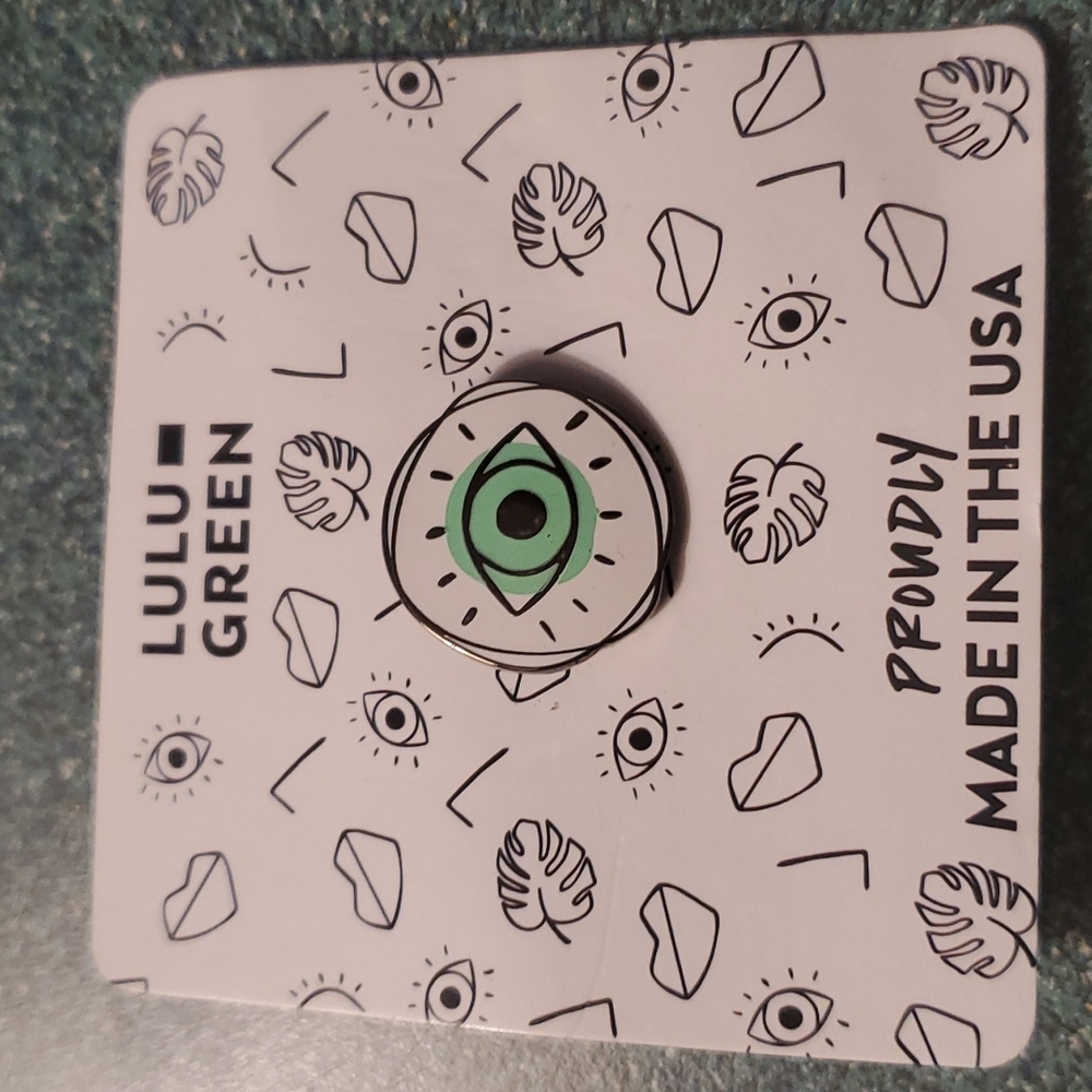 Lulu green eye pin